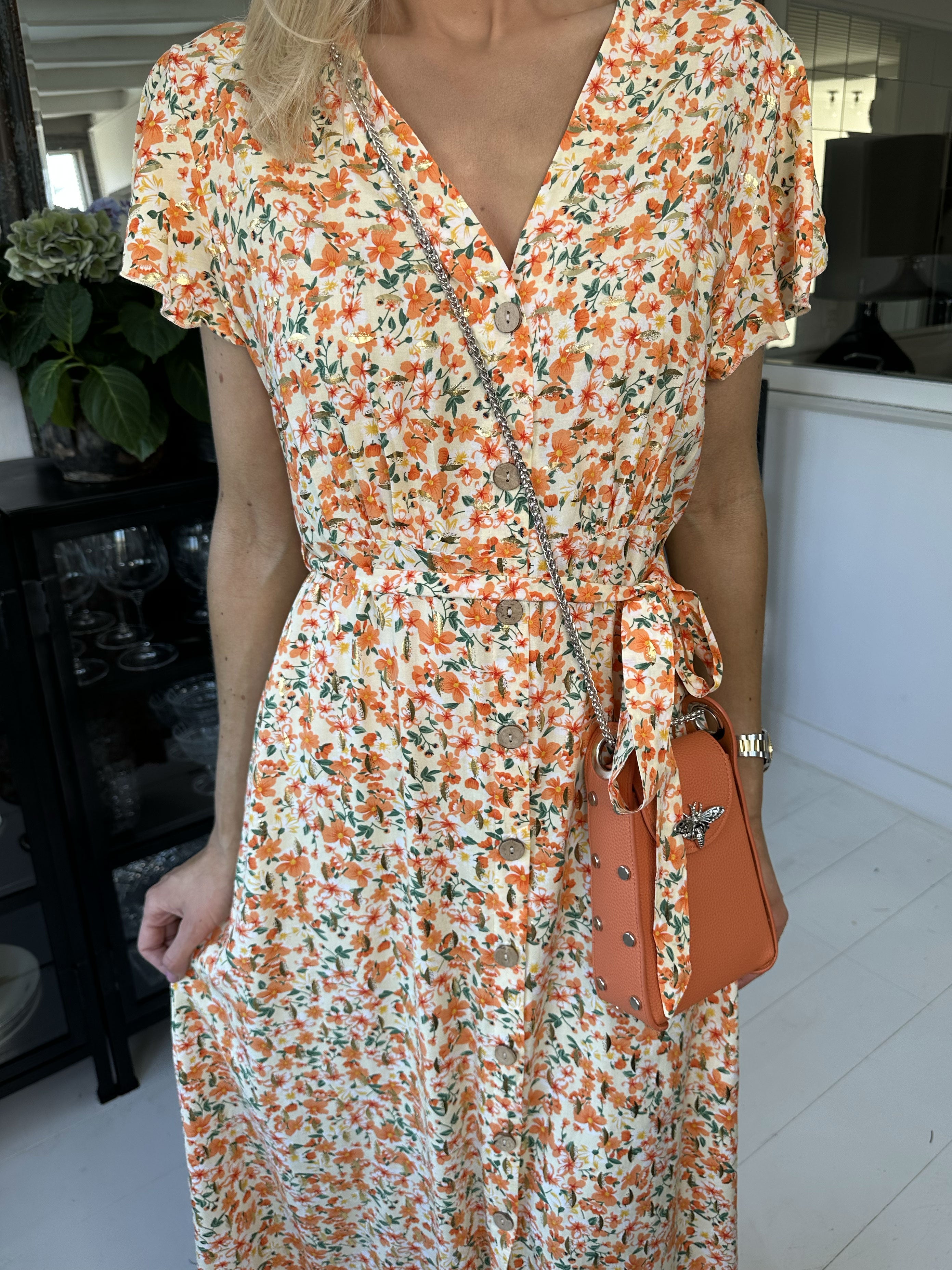 Diora - Blomstret kjole med knapper og bindebånd